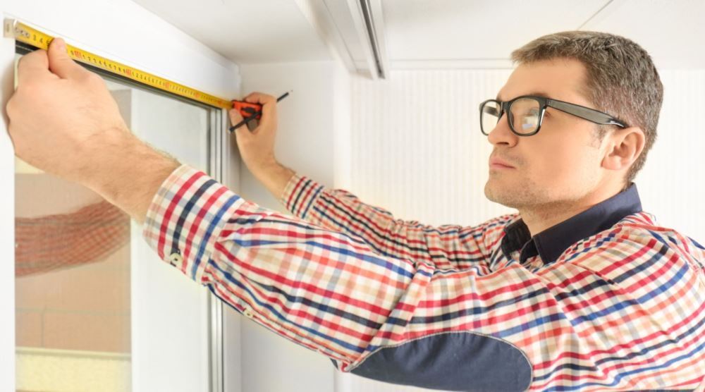 Man measuring windows in New Jersey
